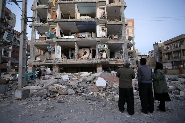 イランを襲った大地震で倒壊の建物を眺めている市民、セレ・ポレ・ゾハブ市 - Sputnik 日本