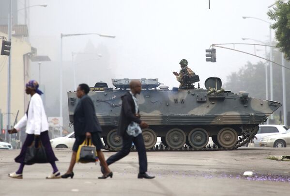 戦車に乗った兵士が街をパトロール、ジンバブエ、ハラレ市 - Sputnik 日本