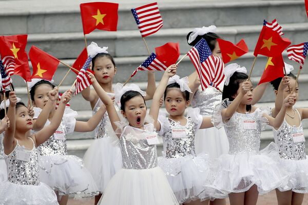 トランプ大統領の歓迎式開始を待つ子どもたち、ベトナム、ハノイ - Sputnik 日本