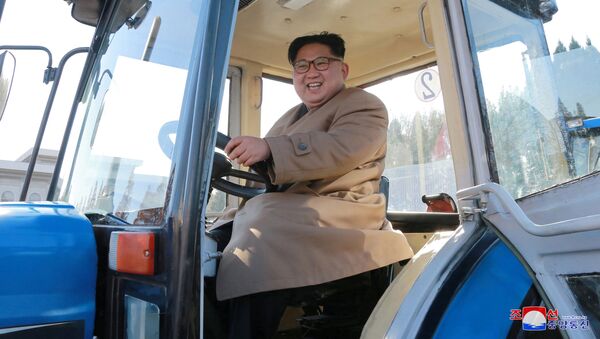 北朝鮮の指導者、金正恩氏がトラクター製造工場を視察 - Sputnik 日本