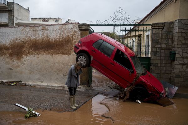 ギリシャ、アテネの洪水、水に押し流された車の脇に立つ女性 - Sputnik 日本