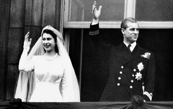 英エリザベス女王とフィリップ殿下。１９４７年にロンドンで行われた２人の結婚式で - Sputnik 日本