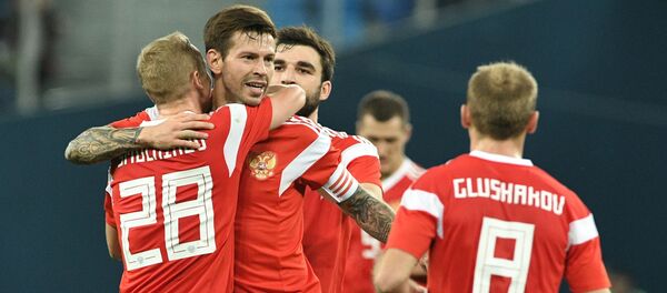Игроки сборной России Игорь Смольников, Федор Смолов и Денис Глушаков - Sputnik 日本