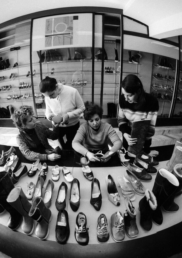 製品サンプルについて議論する靴デザイナーたち。1984年 - Sputnik 日本