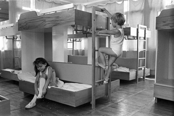 全ソビエト工業デザイン研究所が開発した子ども用二段ベッド。1976年 - Sputnik 日本