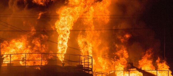 キエフ郊外で黒い雨、石油基地で爆発事故 - Sputnik 日本