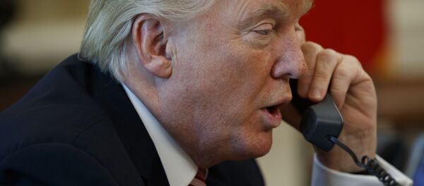 Президент США Дональд Трамп разговаривает по телефону Президент США Дональд Трамп разговаривает по телефону - Sputnik 日本