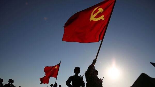 Китайские солдаты поднимают национальный флаг во время военного парада в честь 90-летия основания НОАК на военной базе Чжурих, Кита - Sputnik 日本