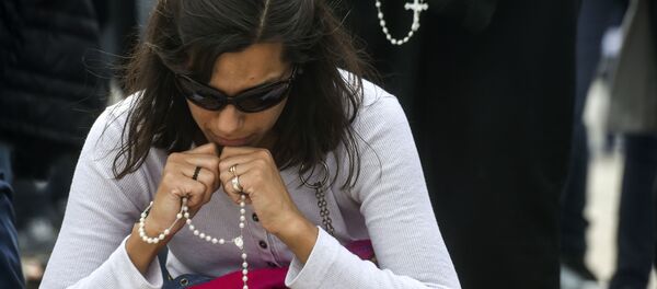 行方不明になった潜水艦「サンファン」の捜索活動中にマルデルプラタのアルゼンチン海軍基地の近くで祈る人々 - Sputnik 日本