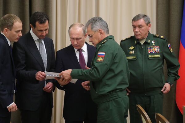 プーチン大統領によってロシアの国防省・軍参謀本部の指導者らに紹介されるシリアのアサド大統領 - Sputnik 日本