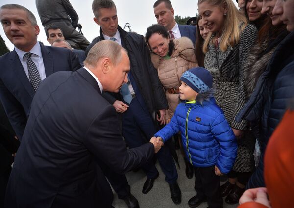 ヤルタでのアレクサンドル３世像除幕式の後、地元住民と交流するプーチン大統領 - Sputnik 日本