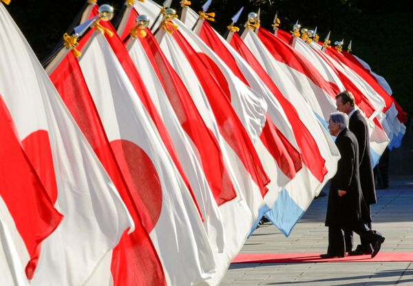 東京にある皇居での歓迎式典に向かうルクセンブルクのアンリ大公と日本の明仁天皇 - Sputnik 日本