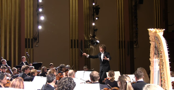 米国で開かれたオーケストラのコンサートで、観客の女性が突然の大音量にびっくりして叫び声をあげ、ホール全体を笑わせた - Sputnik 日本