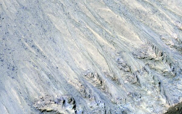 乾燥した砂の流れによってできた火星表面の暗い縞模様 - Sputnik 日本