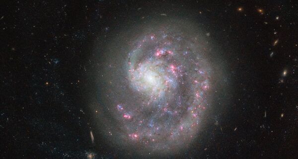 りょうけん座の方向にある地球から約３０００光年の距離にある銀河NGC 4625 - Sputnik 日本