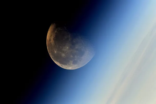 ロシアのセルゲイ・リャザンスキー宇宙飛行士がISSから撮影した月の画像 ロシアのセルゲイ・リャザンスキー宇宙飛行士がISSから撮影した月の画像 - Sputnik 日本