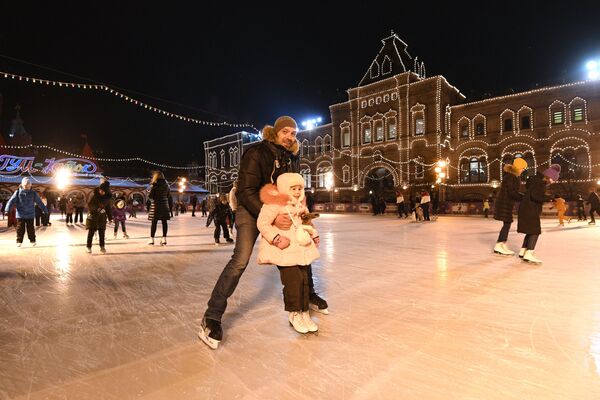 赤の広場のグム・スケート場のオープン式典に訪れた人々 - Sputnik 日本