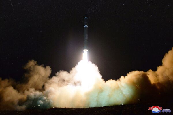 北朝鮮の弾道ミサイル『火星１５』の発射 - Sputnik 日本