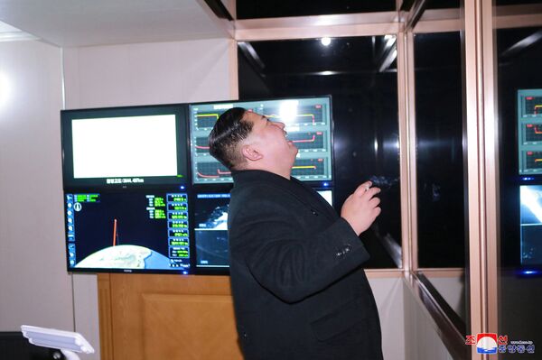 北朝鮮の金正恩朝鮮労働党委員長は弾道ミサイル『火星１５』の発射を喜んでいる - Sputnik 日本