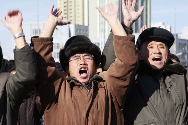 平壌の住民は北朝鮮の弾道ミサイル『火星１５』の発射を喜んでいる - Sputnik 日本