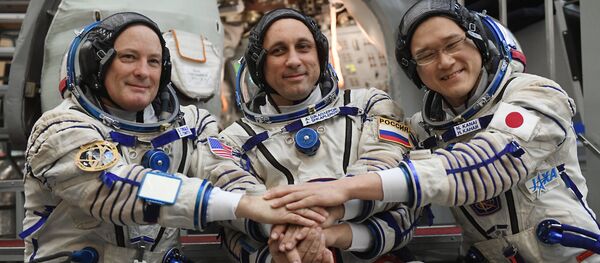 ロシアのアントン・シュカプレロフさん、米航空宇宙局(NASA)のスコット・ティングルさん、日本の金井さん ロシアのアントン・シュカプレロフさん、米航空宇宙局(NASA)のスコット・ティングルさん、日本の金井さん - Sputnik 日本