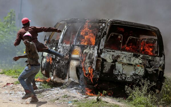 ケニアの反政府勢力「ナショナル・スーパーアライアンス」、炎上する自動車の傍らで　ナイロビ市エンバカシ地区 - Sputnik 日本