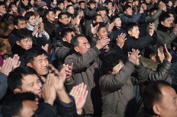 平壌の住民は北朝鮮の弾道ミサイル『火星１５』の発射を喜んでいる - Sputnik 日本