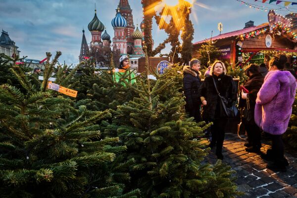 モスクワ・赤の広場の百貨店GUMの新年マーケットを訪れる人々 - Sputnik 日本