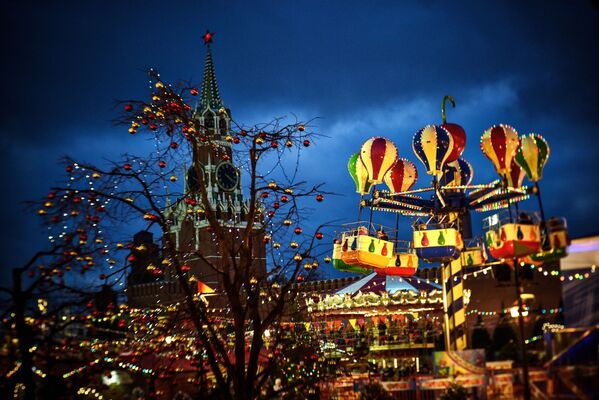 モスクワ・赤の広場のGUM新年マーケットのメリーゴーランド - Sputnik 日本