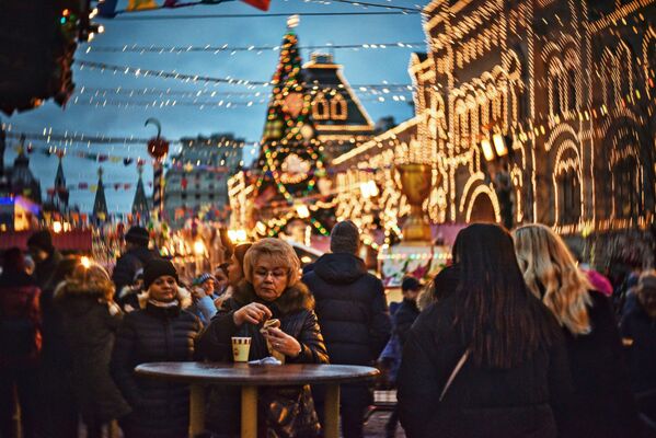 モスクワ・赤の広場のGUM新年マーケットを訪れる人々 - Sputnik 日本