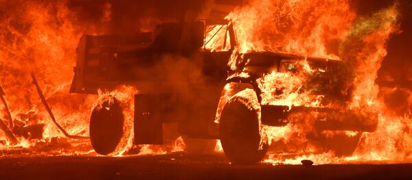米カリフォルニア州自然火災 トラックが炎上 米カリフォルニア州自然火災 トラックが炎上 - Sputnik 日本