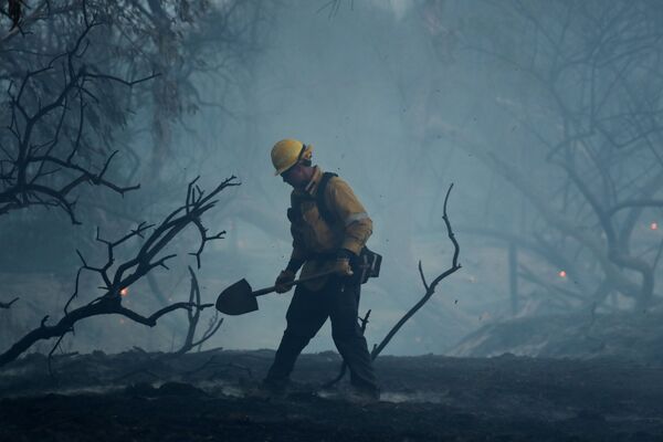 米カリフォルニア州自然火災　消火作業にあたる消防隊員 - Sputnik 日本