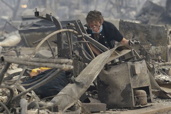 米カリフォルニア州自然火災後のサンタローザ市　家族の家の焼け跡でクリスティン・ポンドさん - Sputnik 日本