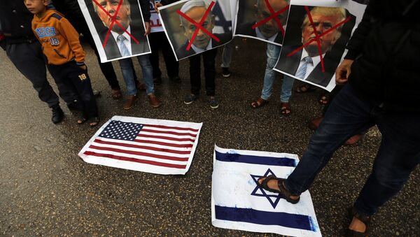 トランプ米大統領のエルサレムに関する決定に抗議し、イスラエル国旗を踏みにじるパレスチナ人 - Sputnik 日本