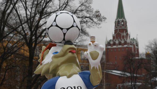 Символ чемпионата мира по футболу ФИФА-2018 волк Забивака в Москве - Sputnik 日本