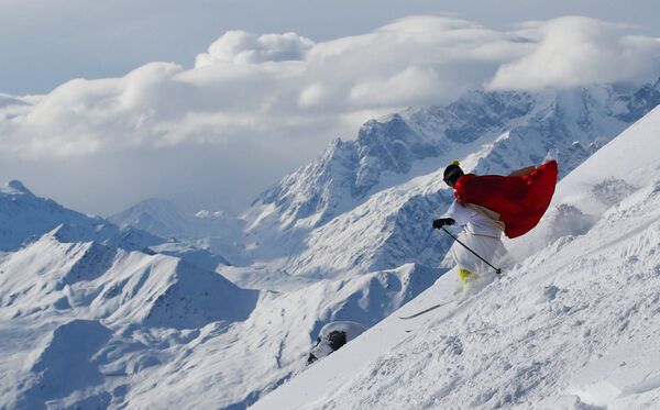 スイスのリゾート地ヴェルヴィエでサンタクロース姿のスキーヤー - Sputnik 日本