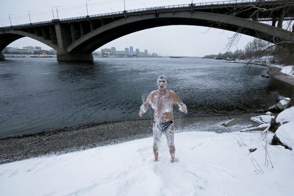 クラスノヤルスク・エニセイ川近くで寒中水泳グループ「クリオフィル」メンバーのアレクサンドル・ヤロシェンコ - Sputnik 日本