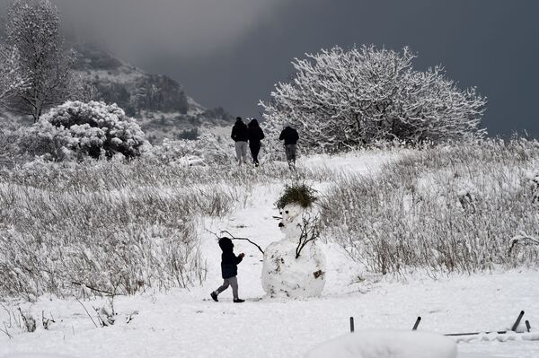 フランス・マルセイユ近郊で　雪だるまと少年 - Sputnik 日本
