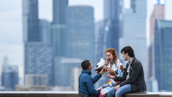 Молодые люди на смотровой площадке в Москве - Sputnik 日本