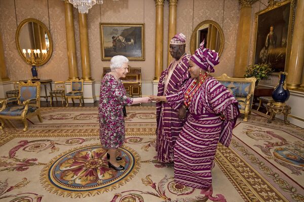 エリザベス女王、ナイジェリア大使夫妻謁見で エリザベス女王、ナイジェリア大使夫妻謁見で - Sputnik 日本