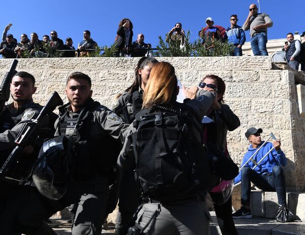 抗議市民と治安維持機関職員がエルサレムで衝突 - Sputnik 日本