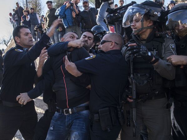 抗議市民と治安維持機関職員がエルサレムで衝突 - Sputnik 日本