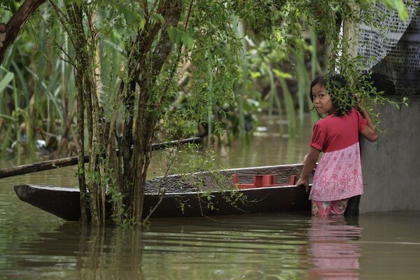 マレーシアで発生した洪水　少女とボート - Sputnik 日本