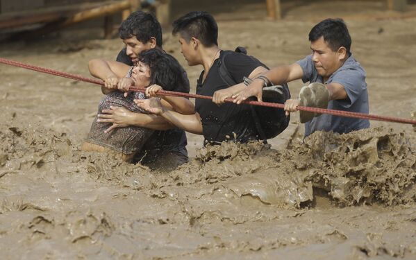 ペルーで発生した洪水での救助活動 - Sputnik 日本