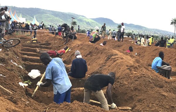 洪水と土砂崩れの犠牲者の集団埋葬　シエラレオネ - Sputnik 日本