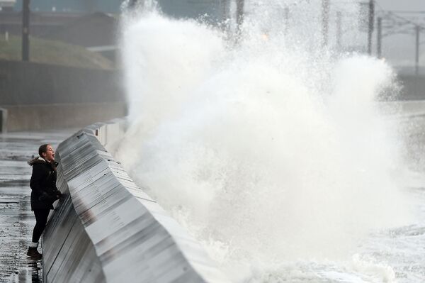 ハリケーン「オフィーリア」の影響による大きな波を見る少女　スコットランド - Sputnik 日本