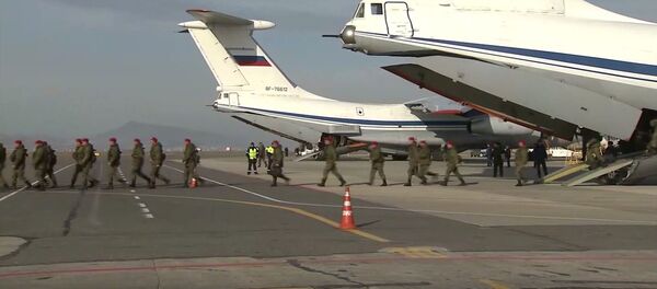 露国防省、シリアから帰還した軍人たちを出迎える動画を公開 露国防省、シリアから帰還した軍人たちを出迎える動画を公開 - Sputnik 日本