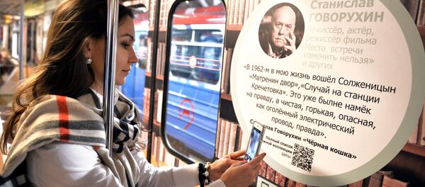 モスクワのメトロ、「読むモスクワ」と言ったプロジェクトの列車。女性がQRを使って読む - Sputnik 日本