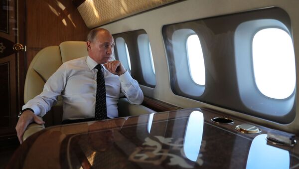 Президент РФ Владимир Путин на борту президентского самолета во время полета на авиабазу Хмеймим в Сирии - Sputnik 日本