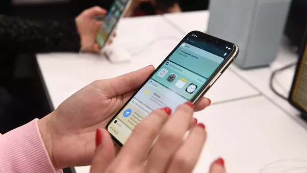 Покупатели рассматривают новый смартфон iPhone X в магазине re:Store на Тверской улице в Москве Покупатели рассматривают новый смартфон iPhone X в магазине re:Store на Тверской улице в Москве - Sputnik 日本